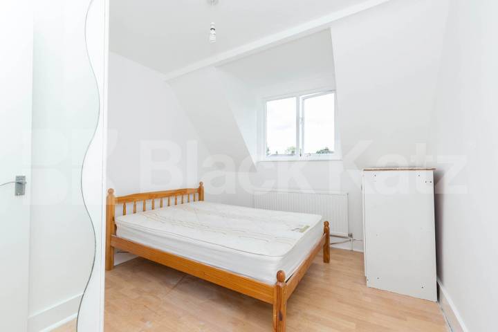 Top floor one double bedroom flat conveniently located close to transport Newnham Road, Wood Green